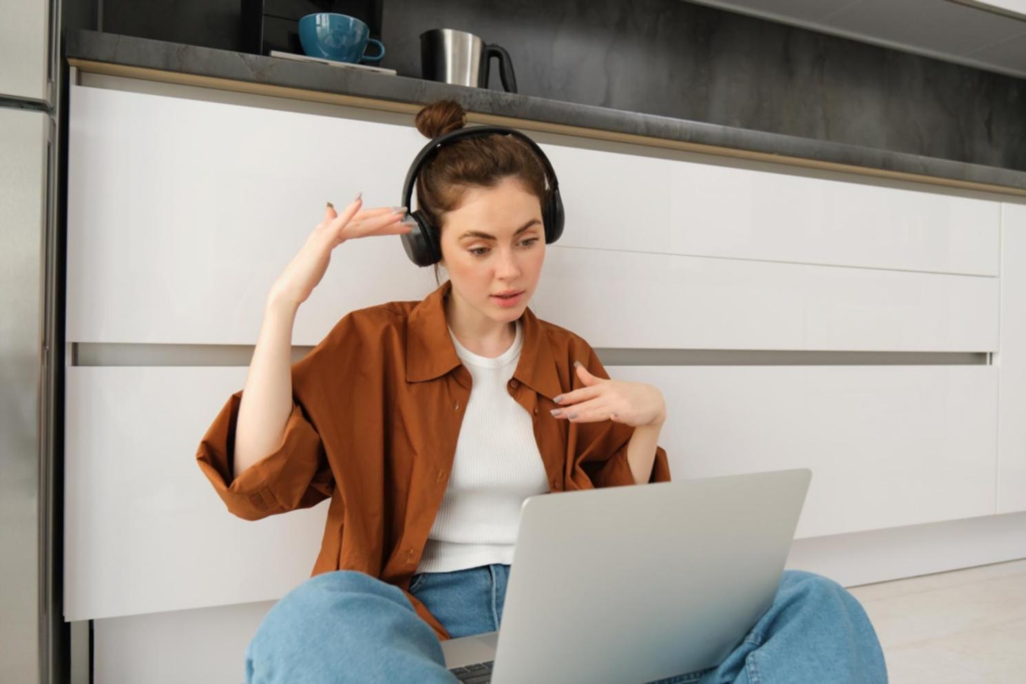 Équipe de professionnels appliquant les principes de conformité budgétaire